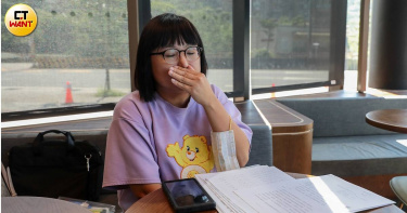 慕名「總統母校」而來新北市立萬里國中當代理教師的陳美妗,談到服務時海量業務壓力和同事的冷眼相對,數度哽咽悲鳴。(圖/黃耀徵攝)