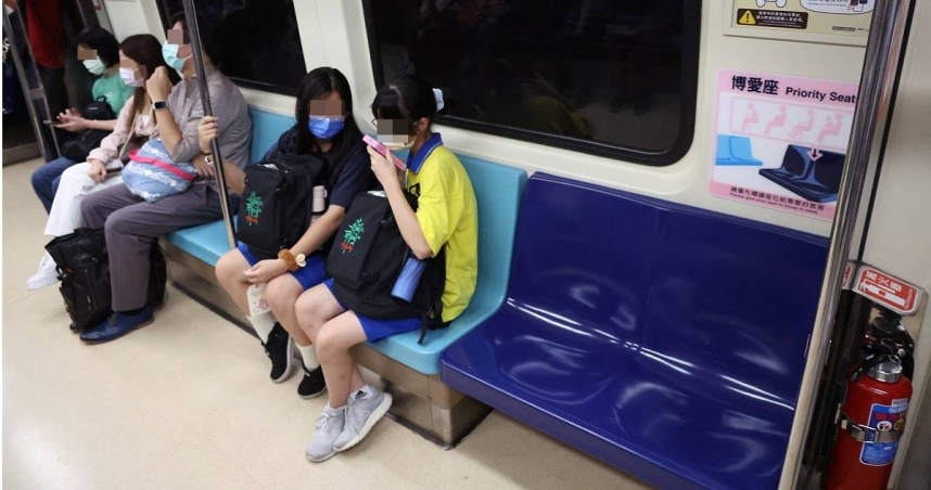 原PO表示，聽到廣播叫保全來處理在車廂內喝水的人。（示意圖／報系資料照）