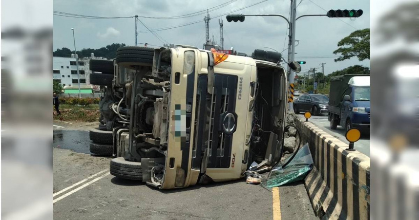 在國道十號東向嶺口交流道出口匝道處，一輛營業貨運曳引車衝上槽化島後側翻於路上。（圖／警方提供）