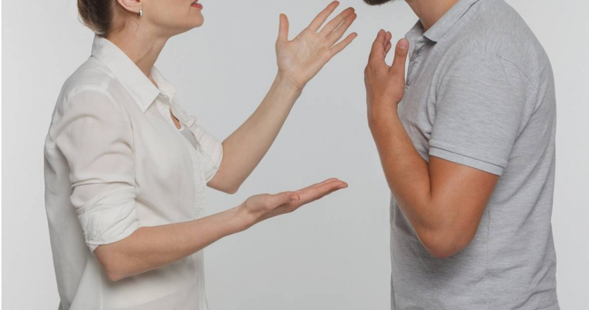 一名女網友近日發現男友常私下與異性朋友約吃飯、接送、探班，甚至會互聊性事。（示意圖／翻攝自photoAC）