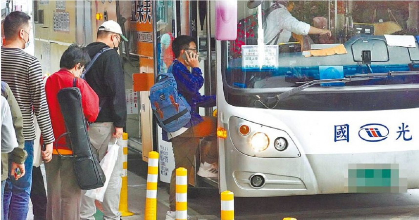 依《老人福利法》規定，老人搭乘大眾運輸時，應予以半價優待，但政府卻未補貼客運業者。（圖／報系資料照）