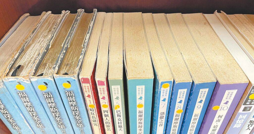 根據教育部113年度統計，台北市國中圖書館每位學生平均僅擁有26.69冊圖書，市議員王欣儀12日更指出，部分書籍書背歪斜、紙張脆化一翻就碎，圖書館變成「破書堆放處」。（圖／翻攝畫面）