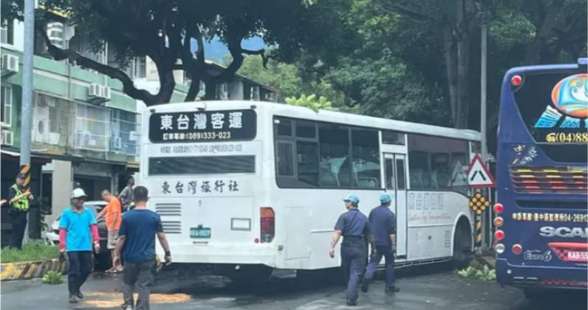 台東綠色隧道15日上午10時許發生嚴重車禍事故。（圖／翻攝自臉書台東大小事）