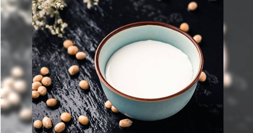 網友喝豆漿習慣加熱再喝，不過公司同事們卻表示豆漿應該要喝冰的才好喝。（示意圖／unsplash）