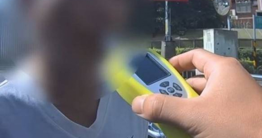 薛姓男通緝犯逆向騎車遭攔查，他竟謊報胞弟身分躲追緝，最終仍被警方揭穿身分及酒駕情事。（圖／翻攝畫面）