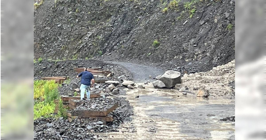 南投縣投89線力行產業道路15.8公里和18.5公里處25日上午傳出土石泥流災情，仁愛鄉公所獲報後已通知廠商上山處理，預計下午3、4點搶通。（圖／翻攝畫面）