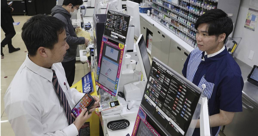 原PO說，日本超商「自動找零機」很方便。（圖／達志／美聯社）