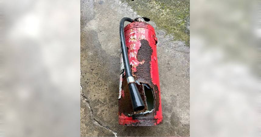 桃園市公共滅火器去年至今已發生5起爆炸事件，近3月更是每月1爆，議員斥救人反成傷人利器。（圖／鄭淑方提供）