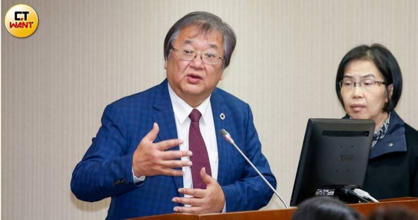 衛福部長邱泰源（左）強調，面對新一波疫情，政府已備妥應變機制，快篩數量足夠，呼籲民眾安心。 （圖／黃耀徵攝）