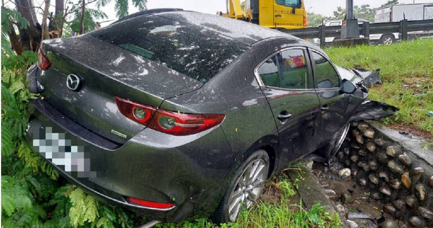 23歲女駕國道暴衝衝出邊坡車頭全毀。（ 圖／翻攝畫面）