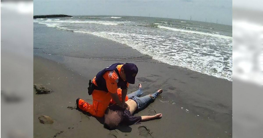 2025年5月31日苗栗縣海巡署龍港巡邏站31日於苗栗天水園發現楊男溺水，立即實施CPR並通報消防與警方，成功救回並送醫。（圖／讀者提供／中國時報記者呂麗甄苗栗傳真）