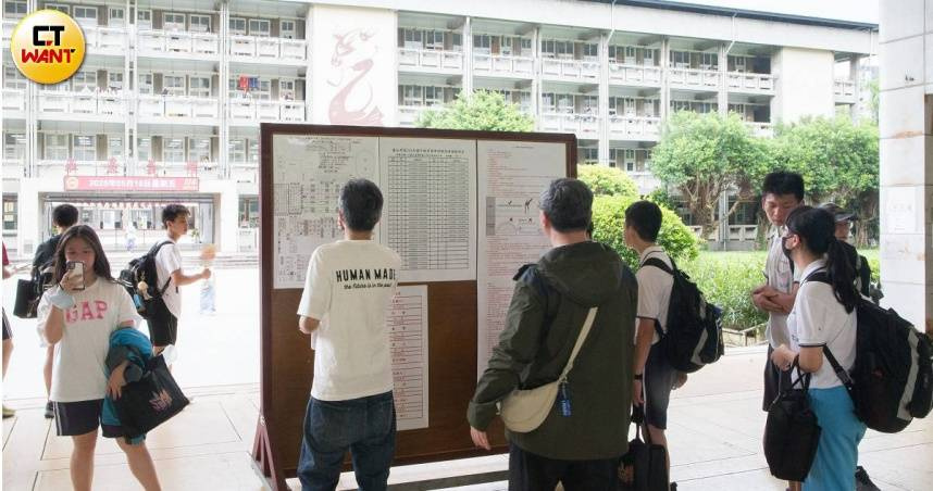 國立台灣師範大學心理與教育測驗研究發展中心今晚公布國中會考各科「等級加標示與答對題數對照表」，其中考生若想獲得國文、社會、自然3科A＋＋，最多只能錯2題。（圖／黃威彬攝）