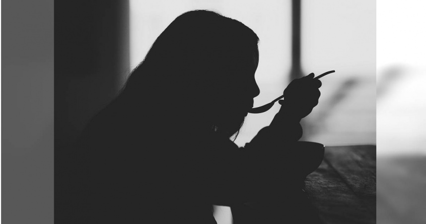 25歲女子下班後習慣報復性飲食，求助身心科門診發現罹患「夜食症」。（示意圖／Unsplash）