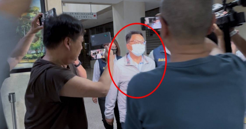 前綠委陳歐珀（紅圈者）遭北院裁定羈押，向高院提出抗告遭駁回。（圖／高瑀彤攝）