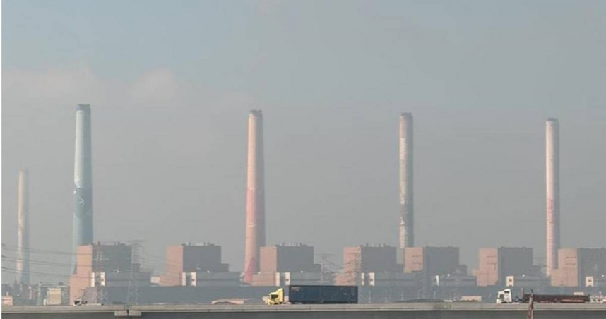 環境部2020年間撤銷台中市環保局對台中火力發電廠做出的1800萬元裁罰，環保局提行政訴訟，台北高等行政法院19日盼環保局勝訴。台電表示，將於收到判決書後研議是否提起上訴。（圖／本報資料照片）