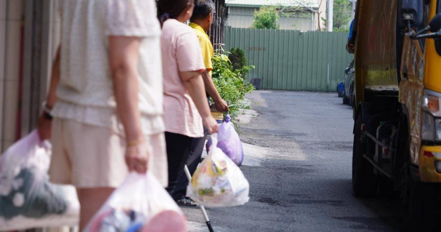 民眾使用透明或半透明袋款裝一般垃圾，可方便清潔隊員直接目視垃圾袋內容物，快速分辨袋內是否有混雜回收物或危險物品，避免將垃圾袋破開檢查，也加速收運工作進行。（圖／員林市清潔隊提供）