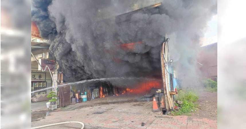 嘉義縣嘉義市博愛路二段一處鐵皮工廠發生火警。（圖／翻攝自臉書／嘉義市政府消防局）