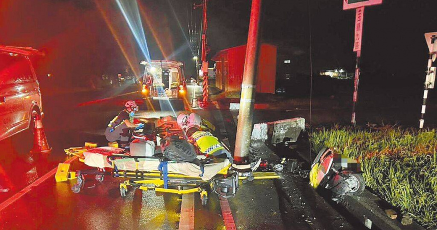苗栗苑裡鎮一對母子騎機車自撞電線桿，機車嚴重毀損倒插圳溝，母當場死亡、兒重傷。（圖／翻攝畫面）