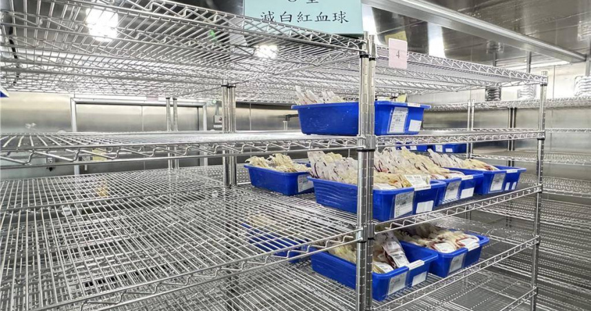 受到丹娜絲颱風影響，南部地區連續2日停班停課，原訂的募血行程紛紛取消，導致醫療用血出現嚴重短缺，高雄捐血中心今（8）日表示，南部地區目前每日約需2000袋血液，因颱風影響募血量驟減，短短2天內已缺少約5000袋血液，尤以O型與AB型血液最為緊張。（圖／高雄捐血中心提供）