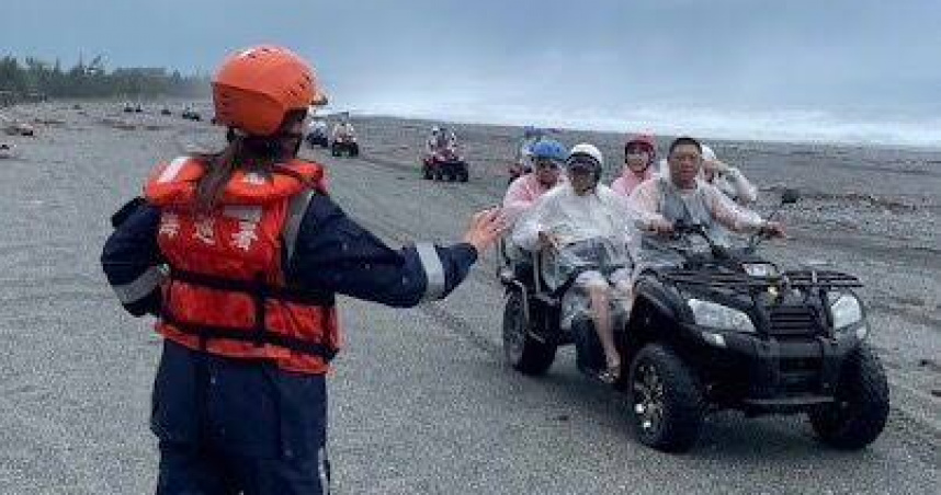 薇帕颱風外圍環流影響，花蓮海邊出現長浪，仍有民眾無視管制前往觀浪。（圖／翻攝畫面）