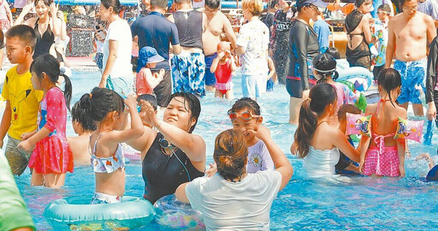 7月22日迎來「大暑」,是一年當中最炎熱的時候。面對夏天高溫天氣,不少民眾戲水消暑。(圖/報系資料照)
