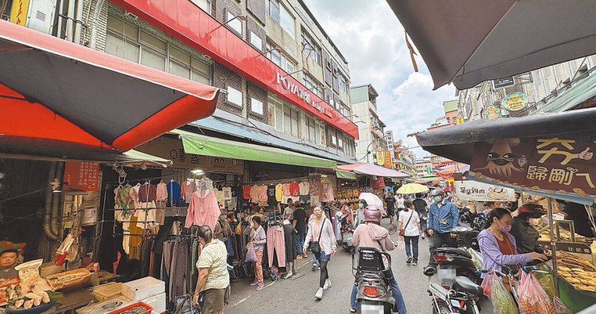 新北市市場處以建物「公安疑慮」為由，於7月31日起禁止蘆洲湧蓮寺廟口商圈設攤。消息一出，當地近20攤業者頓時陷入恐慌。新聞示意圖。（圖／中國時報張鎧乙攝）