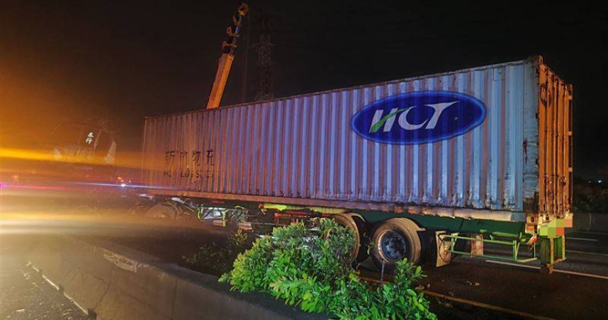 聯結車失控撞上分隔島，造成國道交通一度受阻。（圖／翻攝畫面）