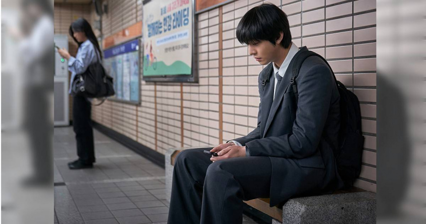 安孝燮特別挑選寬鬆過時的服裝款式，力求貼近角色。（圖／采昌國際多媒體提供）