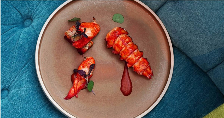 「波士頓活龍蝦」搭佐的醬泥帶有紅椒自然的蔬菜鮮甜，龍蝦肉更是彈牙飽滿。（2,600元，圖／魏妤靜攝）