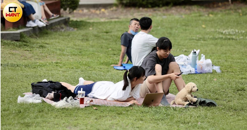 西南氣流減弱，南台灣許多民眾驚呼「終於看到太陽了」。（示意圖／黃耀徵攝）