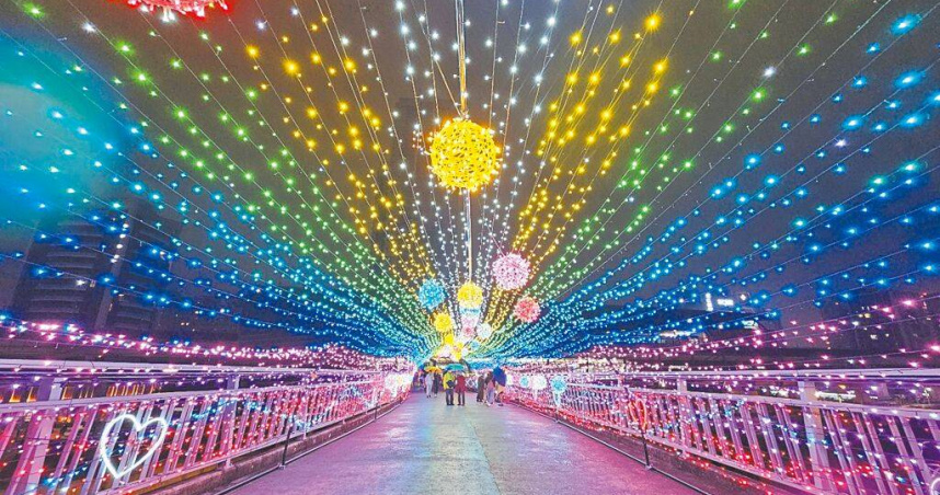 交通部觀光署公布最新觀光數據顯示，新北大都會公園2025年1至5月旅遊人次突破2000萬，辰光橋光雕展以情人節為主題，榮獲義大利羅馬設計獎金獎肯定。（圖／新北市高灘處提供／中國時報高鈞麟新北傳真）