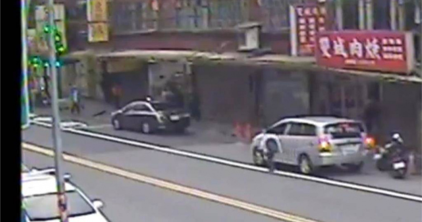 新店兄弟因家產糾紛，弟弟無視保護令持藍波刀狂刺哥哥9刀。（圖／翻攝畫面）