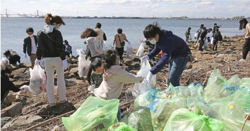 日本民眾在愛知縣名古屋市的「藤前干潟」撿拾塑膠垃圾等廢棄物。（圖／達志／美聯社）