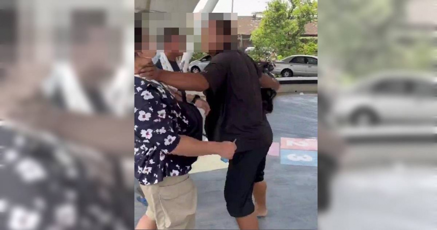 嘉義市番仔溝公園兒童遊戲區有民眾抽菸遭勸阻，朱姓男子惱羞拿安全帽追打家長。（圖／翻攝畫面）