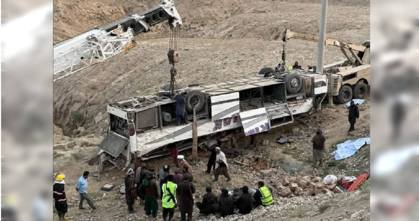 阿富汗再傳重大巴士事故，造成至少26人死亡、14人受傷。（圖／翻攝Ｘ／‌Bismellah Pashtonmal）