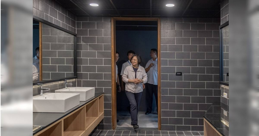 蔡英文分享自己訪視逢甲大學宿舍的照片，並表示「逢甲大學的宿舍，高級感直接拉滿，環境也不會輸給文創青旅」。（圖／翻攝自threads／tsai_ingwen）