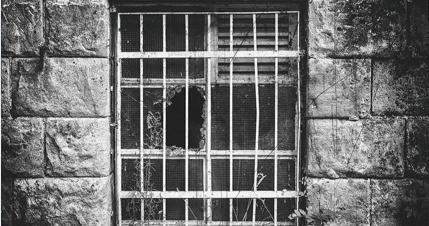 美國一對冷血父母囚禁5名未成年子女，房內滿是排泄物宛如地牢。（示意圖與本文無關／Pixabay）