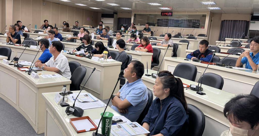 為R82路線公車繞駛基中爭議，基隆市政府6日上午召開公聽會，有多位通勤民眾及學生家長與會。基隆市長謝國樑在會中指出，市府處理原則是「不影響上班族通勤」。（圖／中國時報張志康攝）