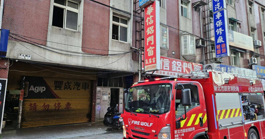 新店區中興路公寓凌晨發生火警，消防人員在現場發現2支瓦斯鋼瓶，其中1支呈開啟狀態。（圖／翻攝畫面）