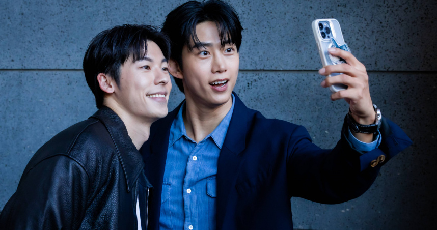 玉澤演拿起手機跟許光漢自拍留念。（圖／甲上娛樂）