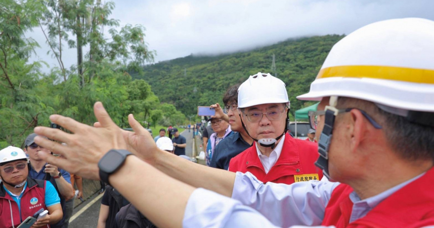 圖為24日行政院長卓榮泰視察馬太鞍溪橋災損及搶災情形。（圖／取自行政院網站）