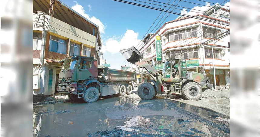 馬太鞍溪堰塞湖溢流造成重大災情，國軍官兵25日協助清除街道上的淤泥。（范揚光攝）