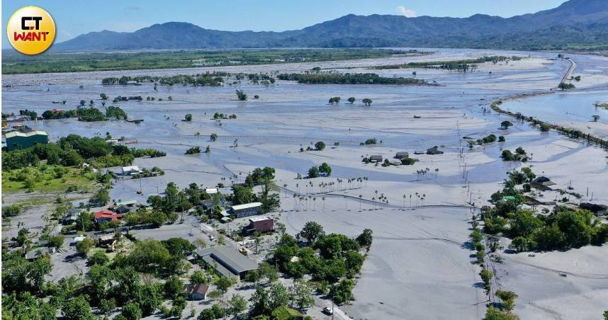 花蓮馬太鞍溪上游堰塞湖溢流，造成光復鄉嚴重災情。（圖／黃耀徵攝）