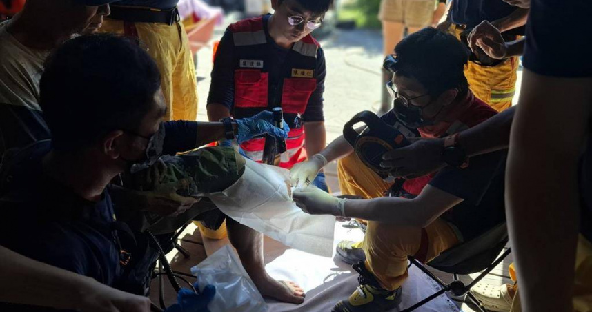 高市支援花蓮的特搜隊醫護人員，直接在戶外對受傷就診民眾進行緊急清創手術。（圖／高市消防局提供）