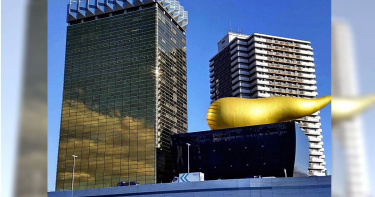 東京墨田區的朝日啤酒株式會社總部大樓。朝日集團控股公司（HD）宣布，由於網路攻擊導致系統故障，包括子公司朝日啤酒在內的多家國內主要工廠已暫停生產。朝日啤酒無法接受訂單，也無法出貨啤酒、飲料和食品，目前尚不清楚何時能夠恢復營運。 （圖／達志／美聯社）