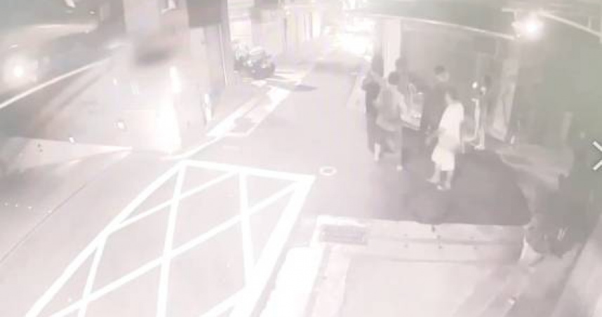北市一名李姓男子疑似認為自己所買的毒品不純，中秋節晚上當街捅死賣家。(圖／翻攝畫面)