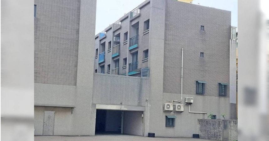 台中市大甲區1名21歲陳姓少女遭母長期關於房內不幸死亡，適逢中秋節、也為陳女告別式，儀式現場僅有陳家大姐1人送行、2名高中同學到場捻香，著實令人感到不捨。（圖／温予菱攝）