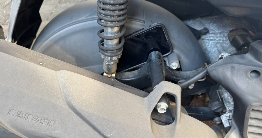 北市一名男子日前掉落手機遍尋不著，最後竟在自己機車排氣管與擋泥板夾層尋獲手機。（圖／翻攝畫面）