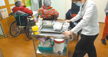 我國今年將邁入超高齡社會，但長照基金財源不穩定，成長率僅2.4％，支出卻逐年增加，截至去年使用成長率已高達23.10％，收入成長幅度跟不上支出需求。（圖／報系資料照）