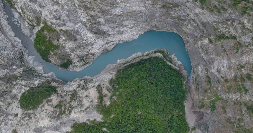 花蓮縣太魯閣國家公園內的立霧溪燕子口17日傍晚發生大規模邊坡坍塌，形成堰塞湖。（圖／林業及自然保育署花蓮分署臉書）